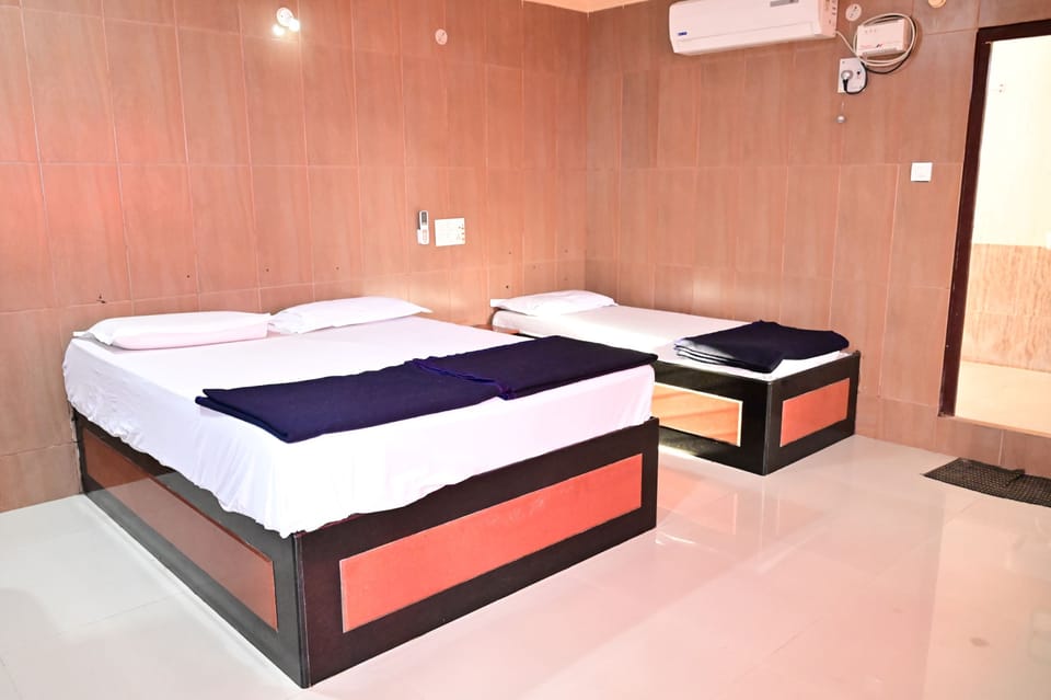 Deluxe Triple Room, Air conditioning | WiFi (surcharge), bed sheets