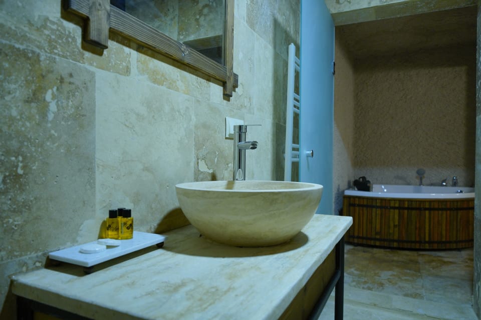 Luxury Suite | Bathroom | Free toiletries, hair dryer, towels, soap