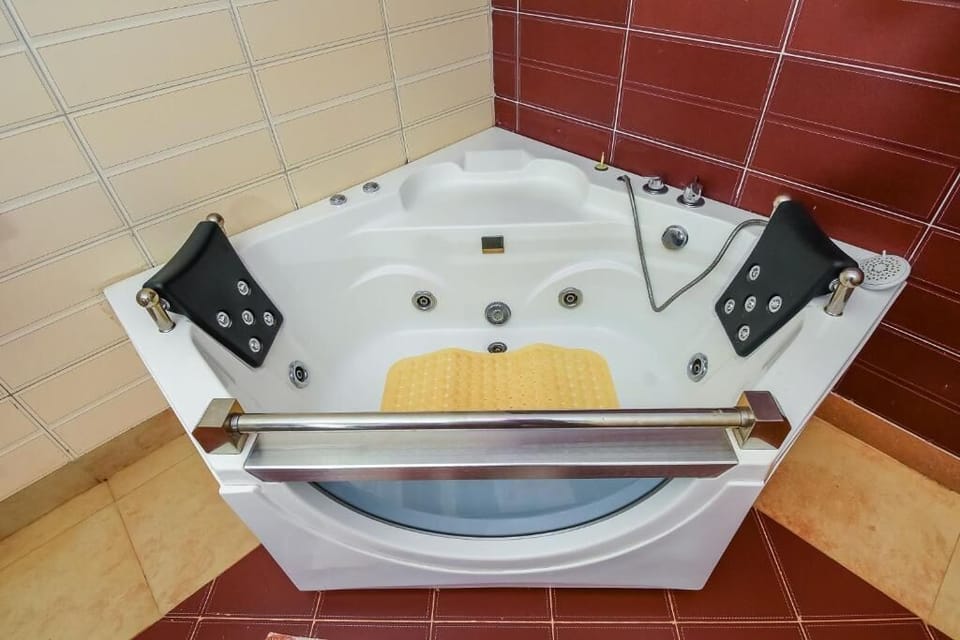 Deluxe Double Room | Bathroom | Shower, slippers, towels, soap