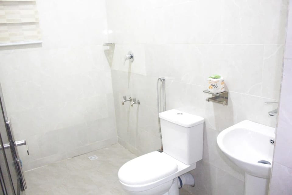 Junior Room, Balcony, City View | Bathroom | Free toiletries, hair dryer, towels, soap