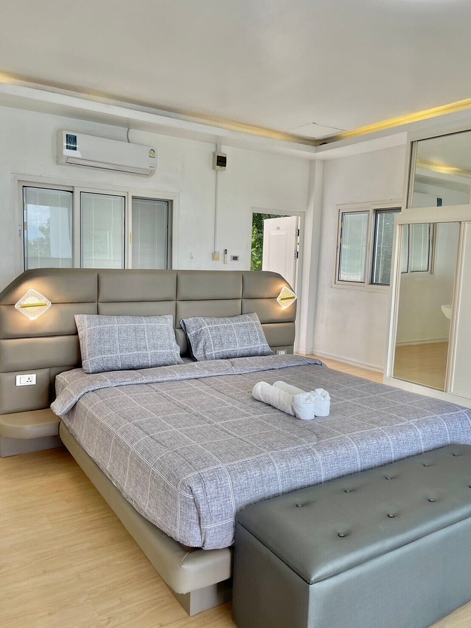 Deluxe Single Room, 1 King Bed | Desk, soundproofing, iron/ironing board, free WiFi