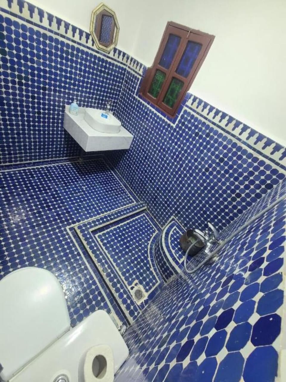 Deluxe Triple Room | Bathroom | Shower, free toiletries, hair dryer, towels