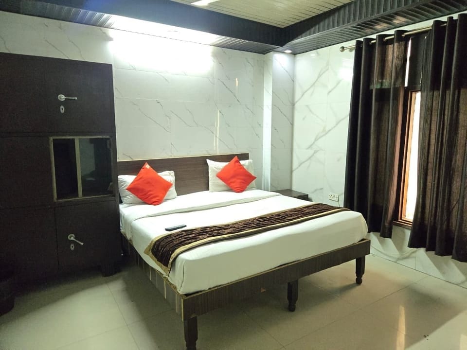 Deluxe Room | Laptop workspace, free WiFi, bed sheets