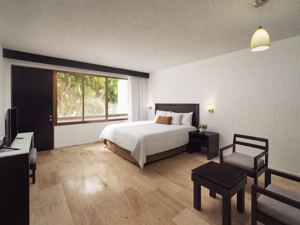 Down comforters, in-room safe, iron/ironing board, bed sheets