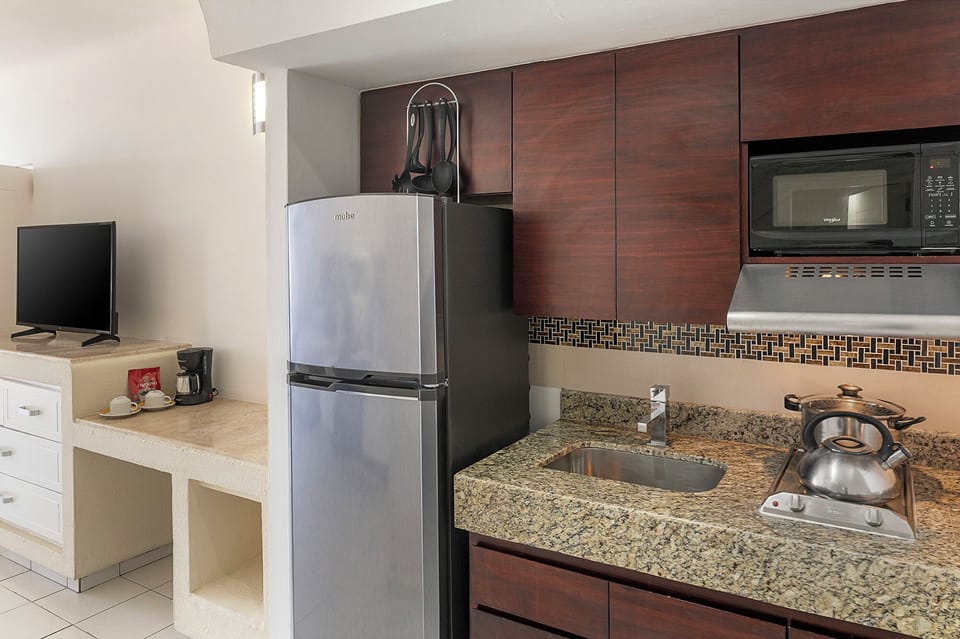 Coffee/tea maker, full-size fridge, microwave, stovetop