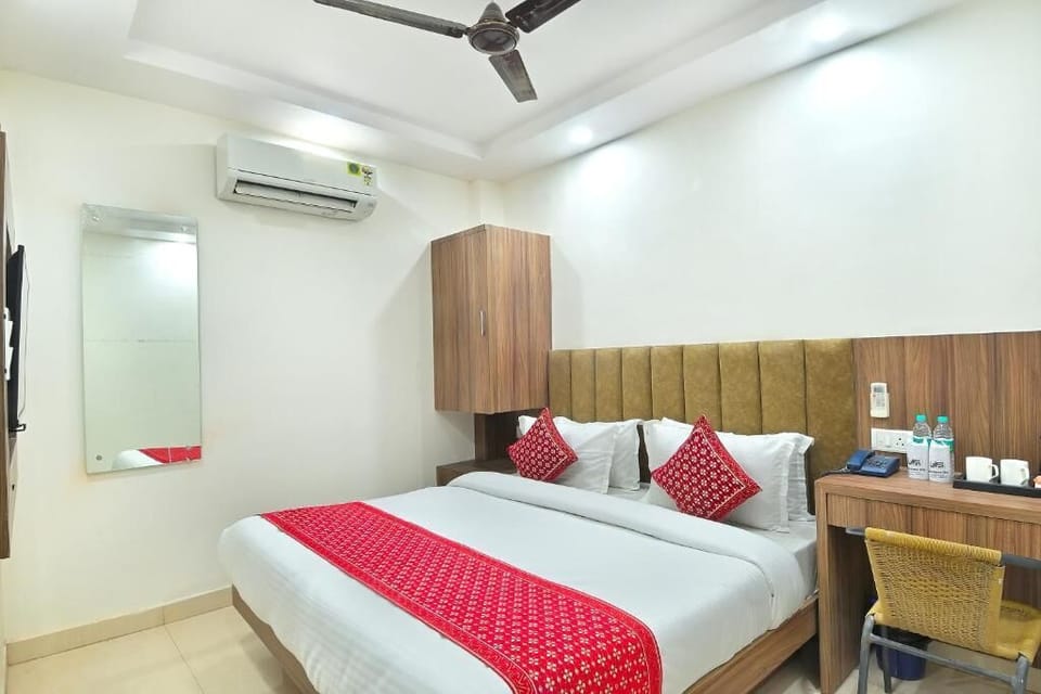 Desk, laptop workspace, iron/ironing board, free WiFi