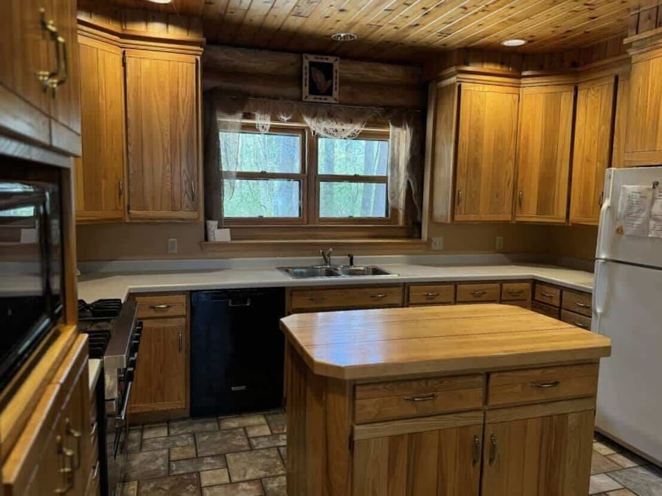 House, Multiple Beds, Patio (Katherine Lake Lodge) | Private kitchen