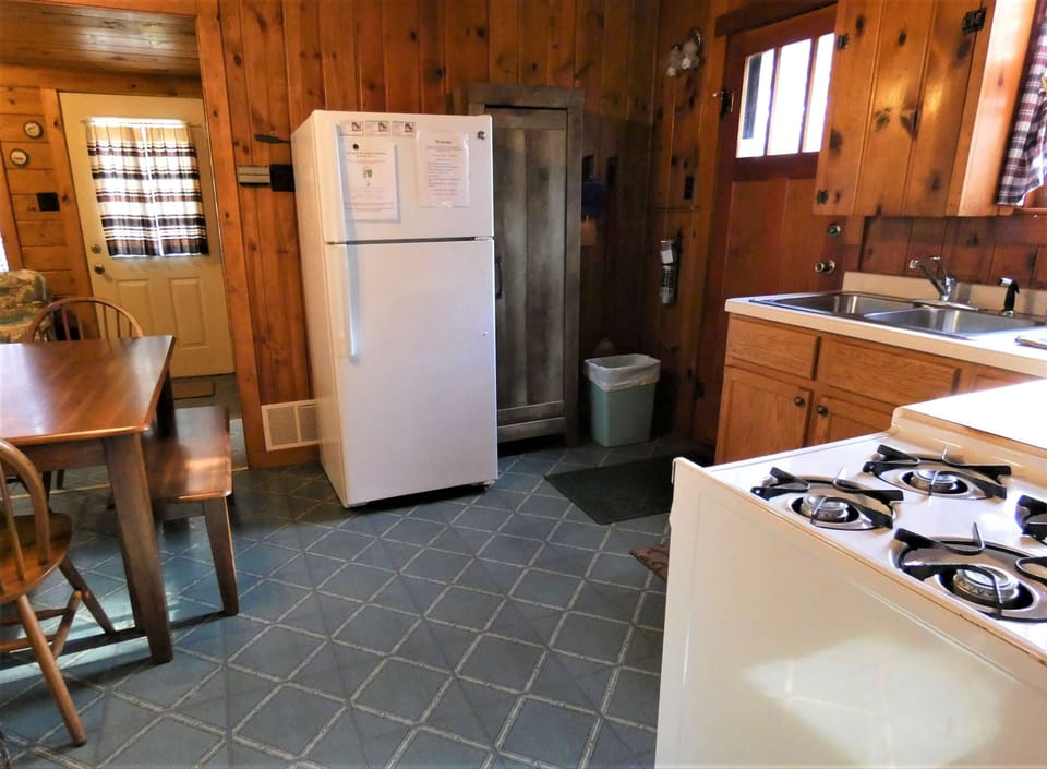 Cabin, Multiple Beds, Kitchen, Garden View (Old Stoney's Musky) | Private kitchen