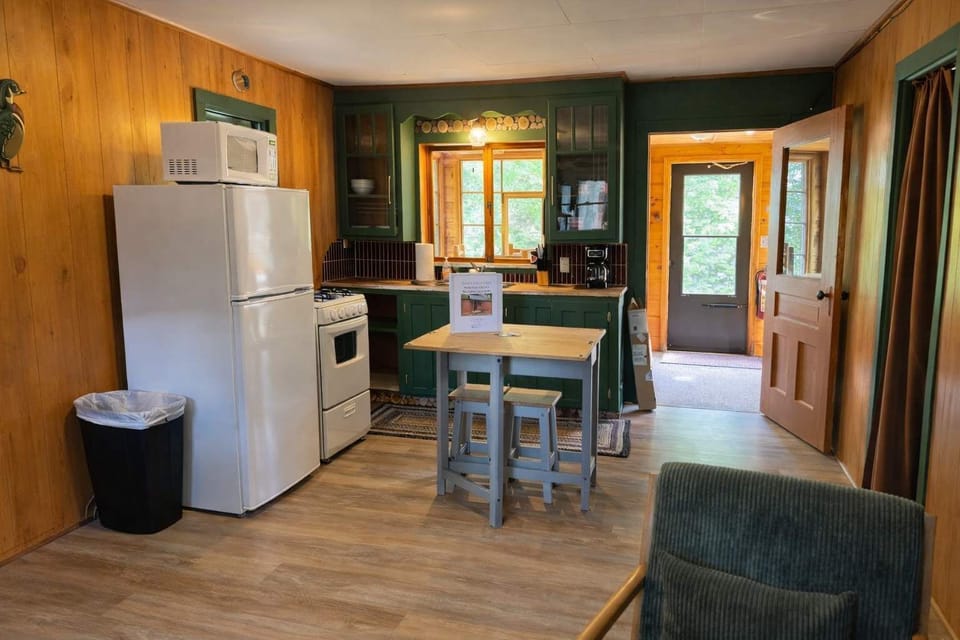 Cabin, 2 Double Beds, Kitchen, Garden View (GS Woodies Perch 5) | Interior