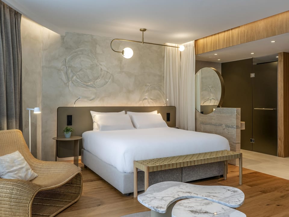 Deluxe Suite, 1 Double Bed | 1 bedroom, in-room safe, blackout drapes, soundproofing