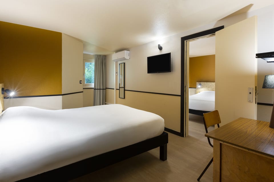 Room, 1 Double Bed (Pop) | Blackout drapes, soundproofing, free WiFi, bed sheets