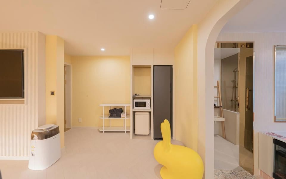 Kids Aqua Pool Yellow | Desk, laptop workspace, WiFi (free), bed sheets