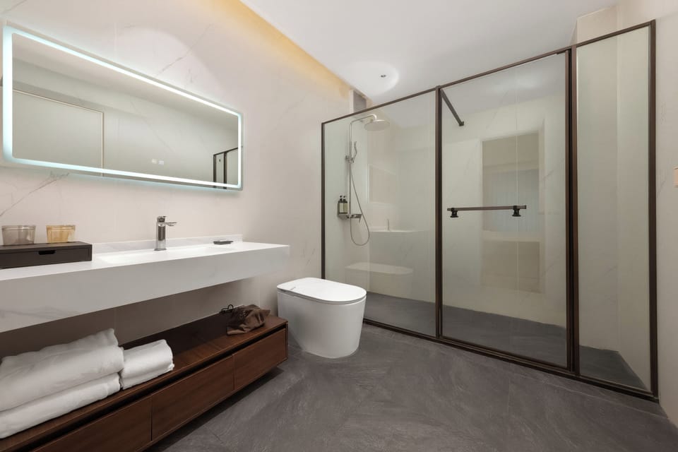 Superior Twin Room, Courtyard View | Bathroom | Shower, rainfall showerhead, free toiletries, hair dryer