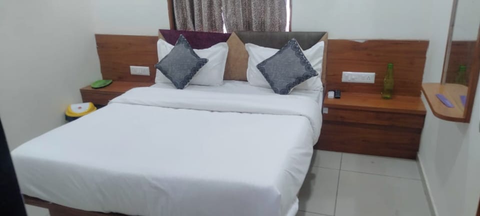 Standard Room | Egyptian cotton sheets, premium bedding, memory foam beds, desk