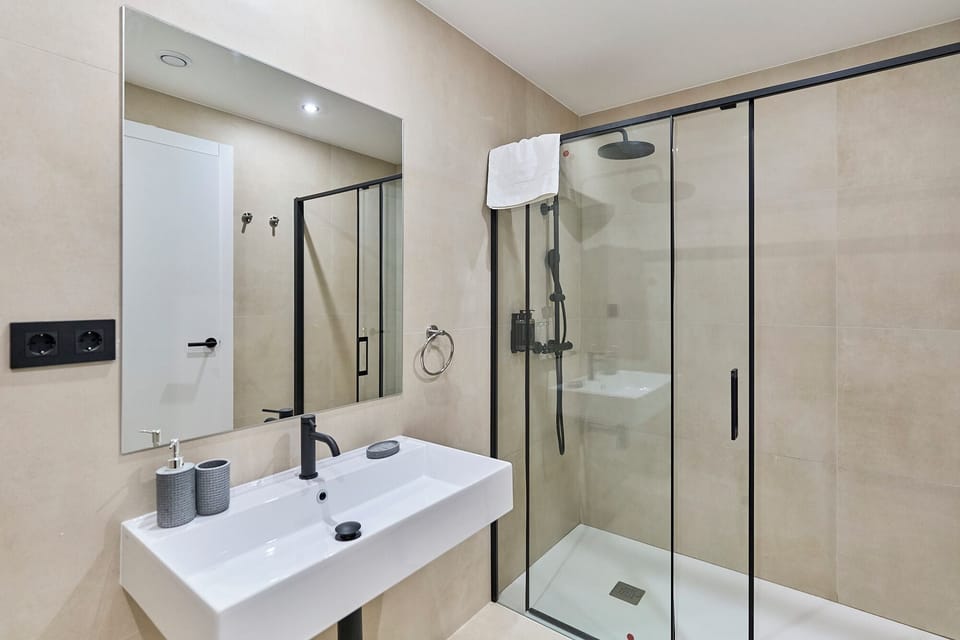 Shower, free toiletries, hair dryer, towels