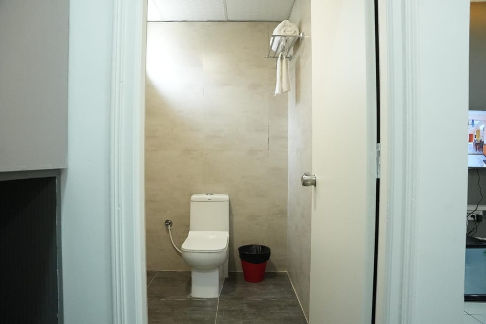 Deluxe Room | Bathroom | Shower, towels, soap, shampoo