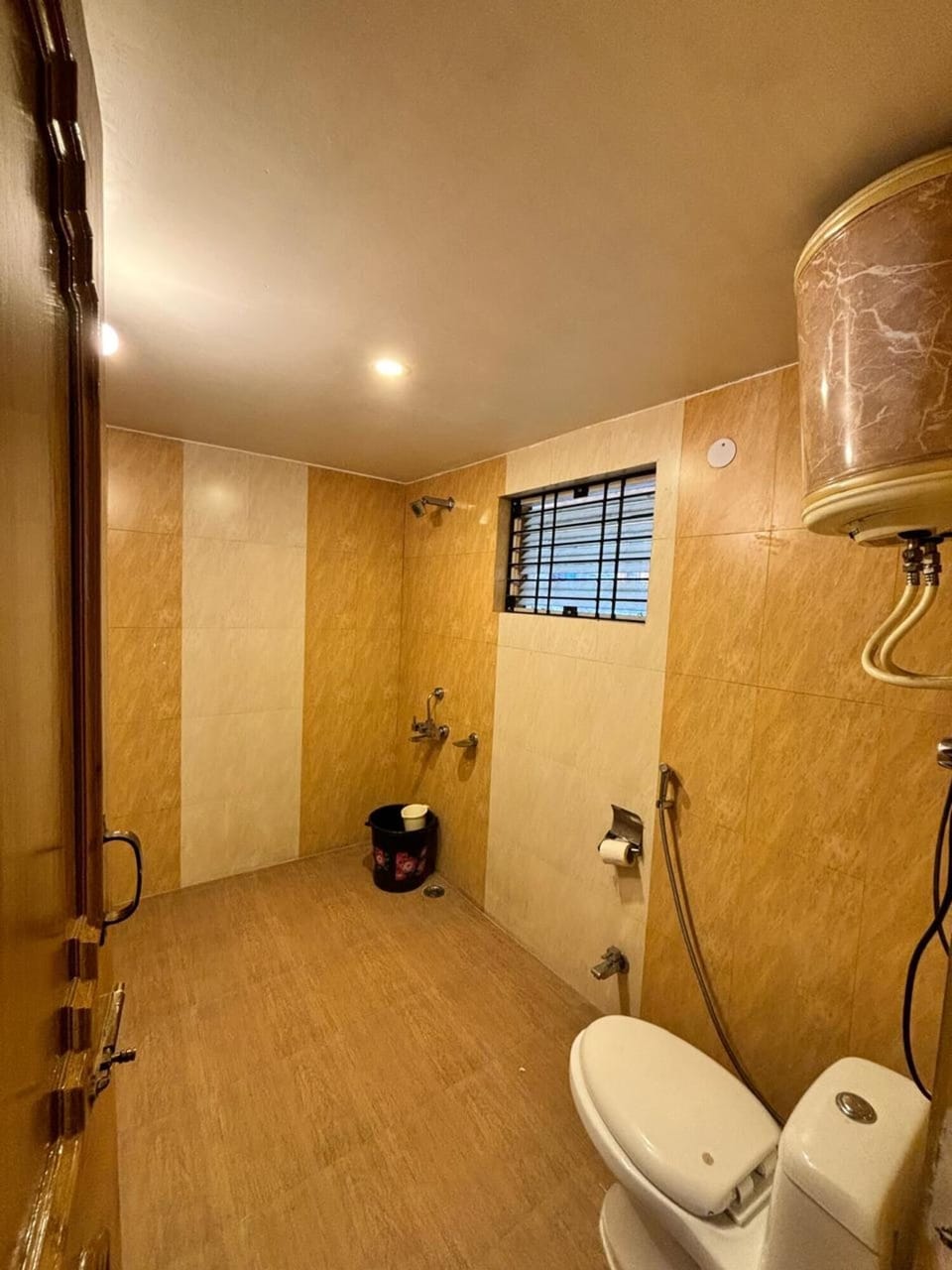 Family Room, Smoking | Bathroom | Shower, free toiletries, slippers, towels