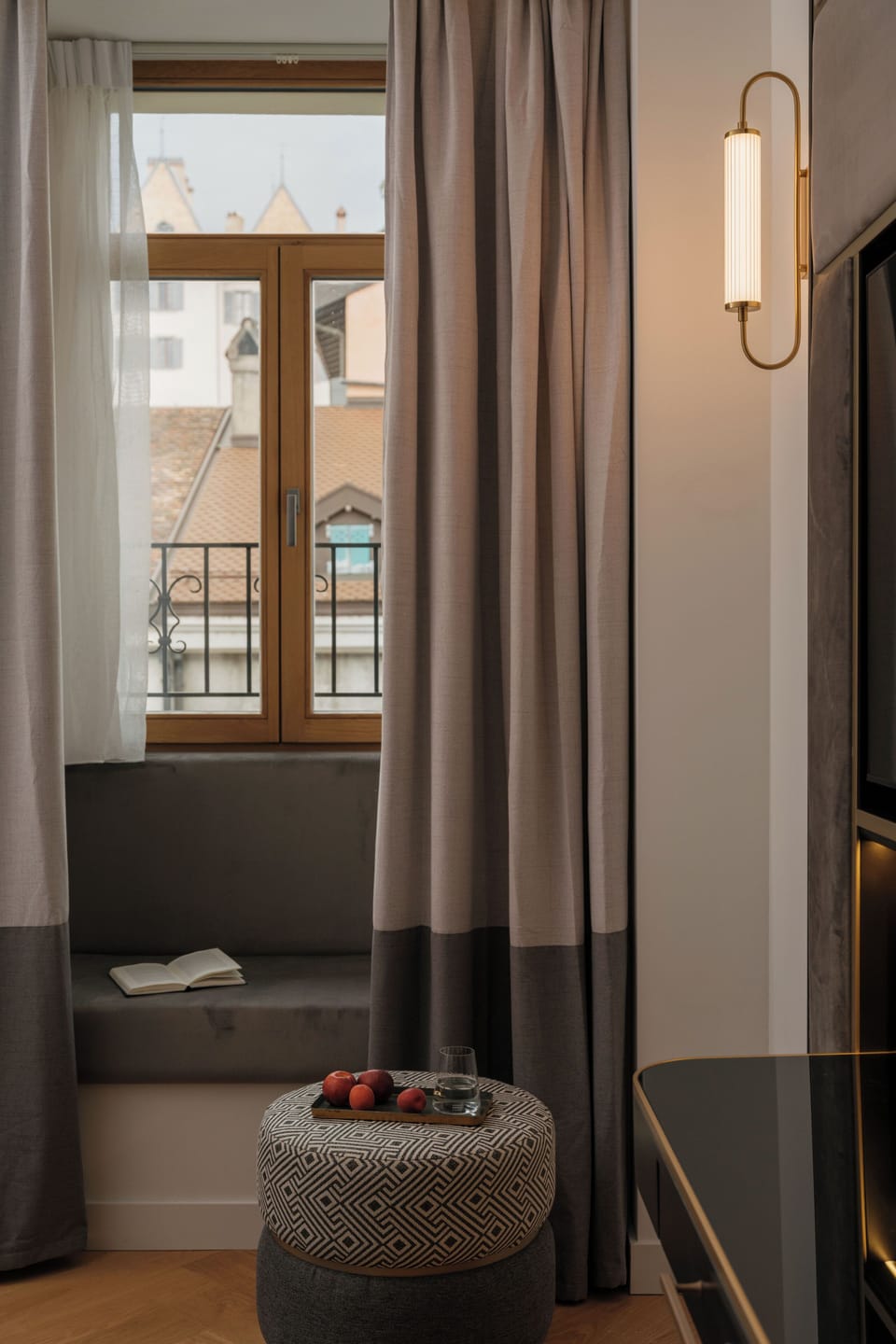 Superior Double or Twin Room | Living area | 100-cm flat-screen TV with satellite channels, offices