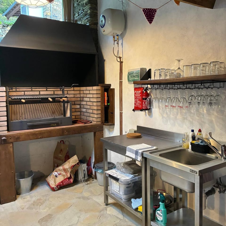 House, 2 Bedrooms, Mountain View | Private kitchen