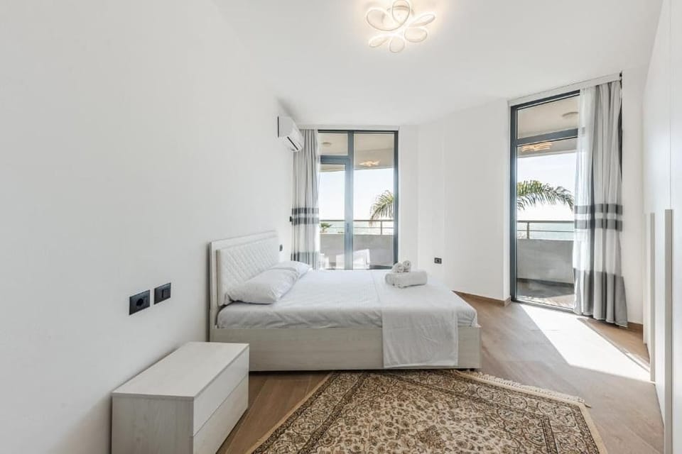 Deluxe Apartment, Sea View | Blackout drapes, soundproofing, iron/ironing board, WiFi (free)
