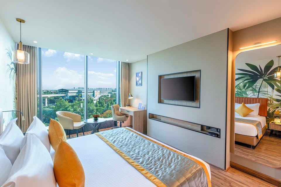 WoW Suite - Guest King - City View | In-room safe, desk, laptop workspace, iron/ironing board