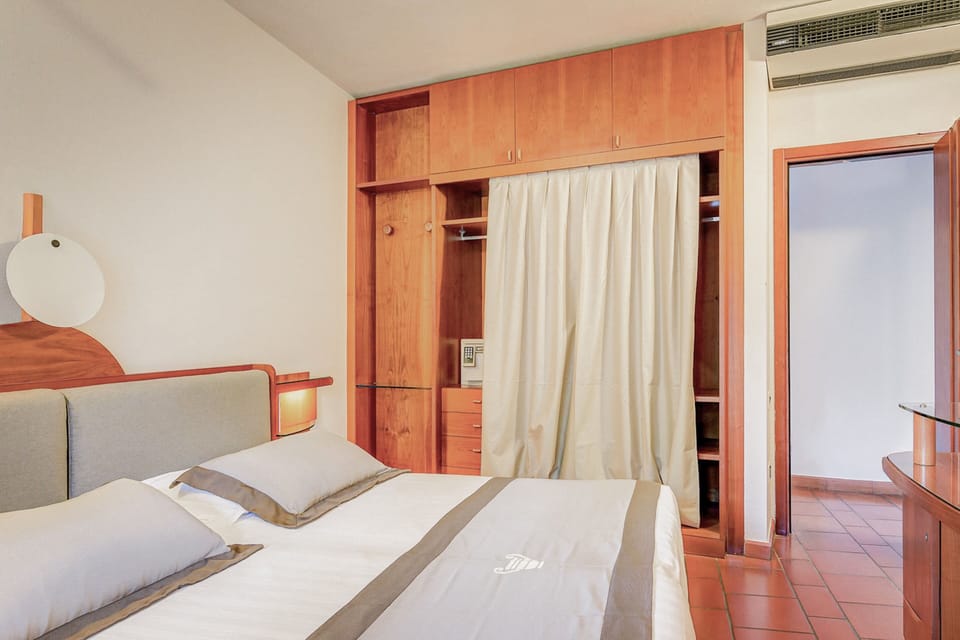 Double Room | Minibar, in-room safe, cribs/infant beds, free WiFi