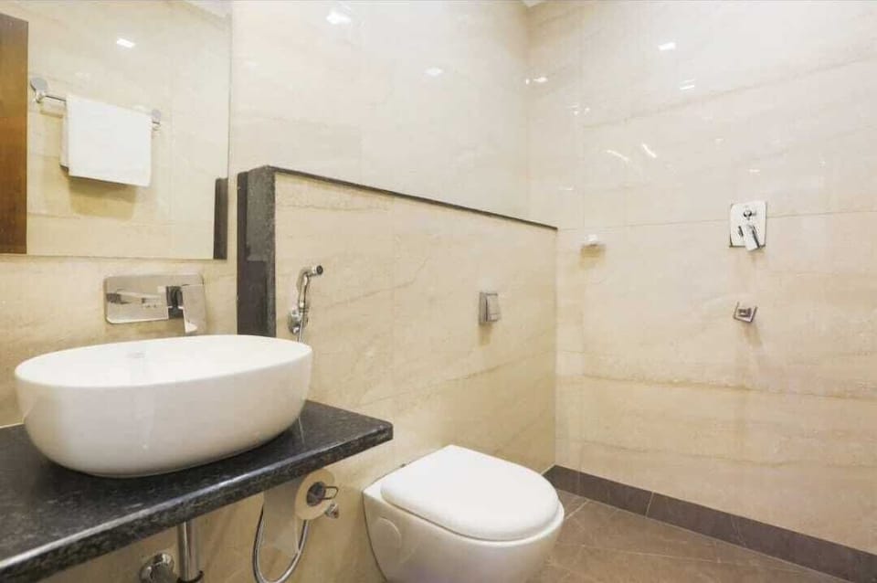 Deluxe Double Room, City View | Bathroom | Slippers