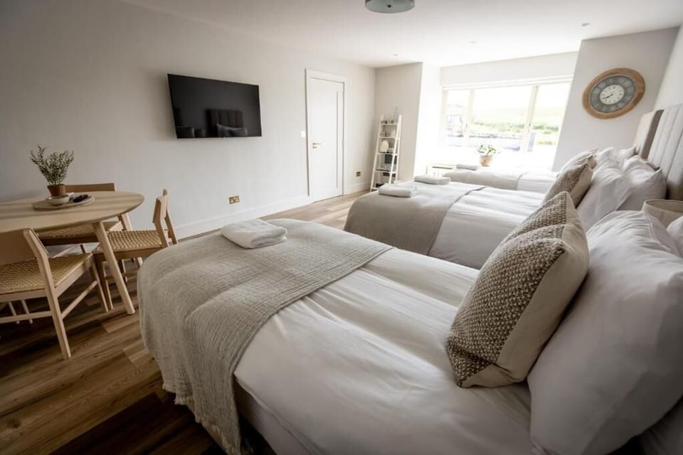 Family Room | Blackout drapes, soundproofing, iron/ironing board, free WiFi