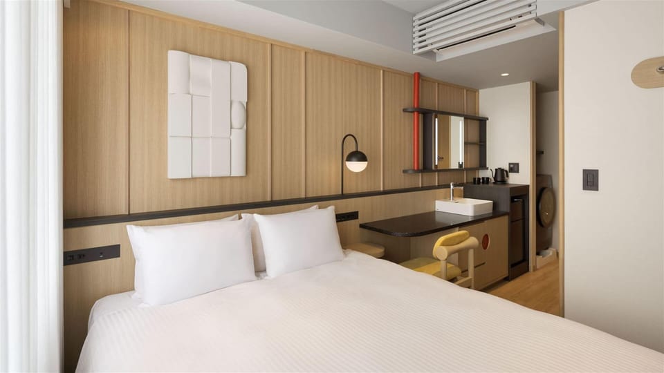 Standard Room, 1 Queen Bed | In-room safe, WiFi (free), bed sheets