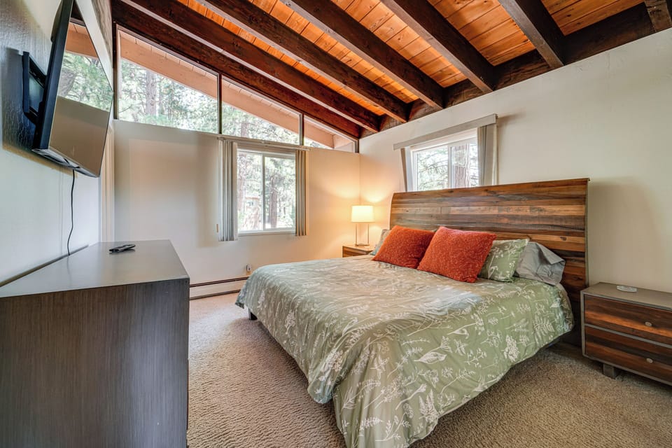 Walk to Lake Tahoe: Family Retreat w/ Deck! Cottage in Incline Village