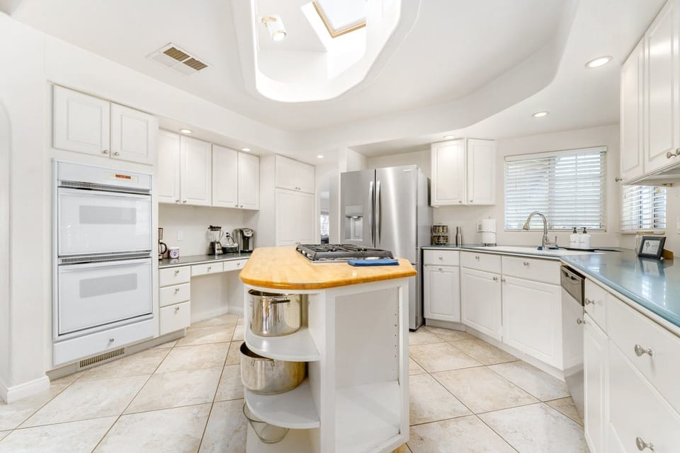 House, 4 Bedrooms | Private kitchen | Fridge, oven, coffee/tea maker, toaster
