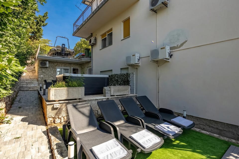 Family Apartment, 2 Bedrooms, Balcony (Seaview Apartment With Jacuzzi Ivano) | Property grounds