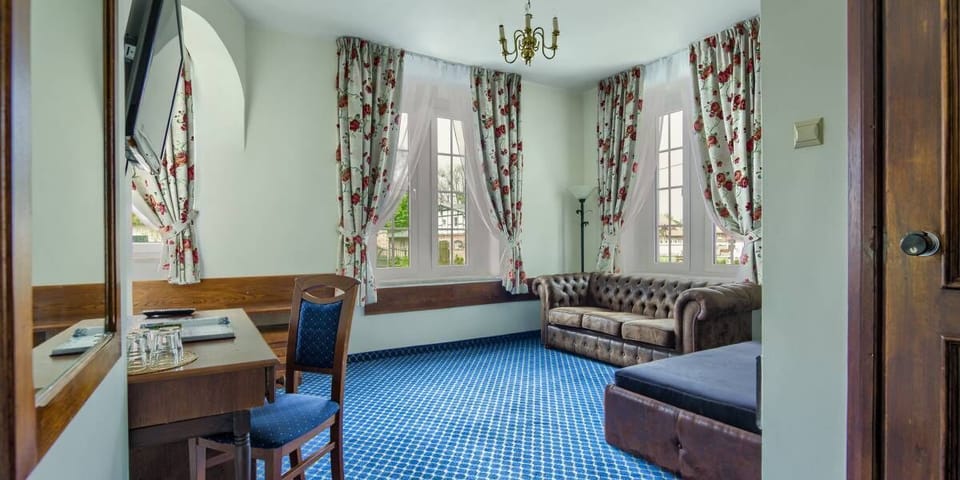 Deluxe Quadruple Room | Desk, free WiFi, bed sheets