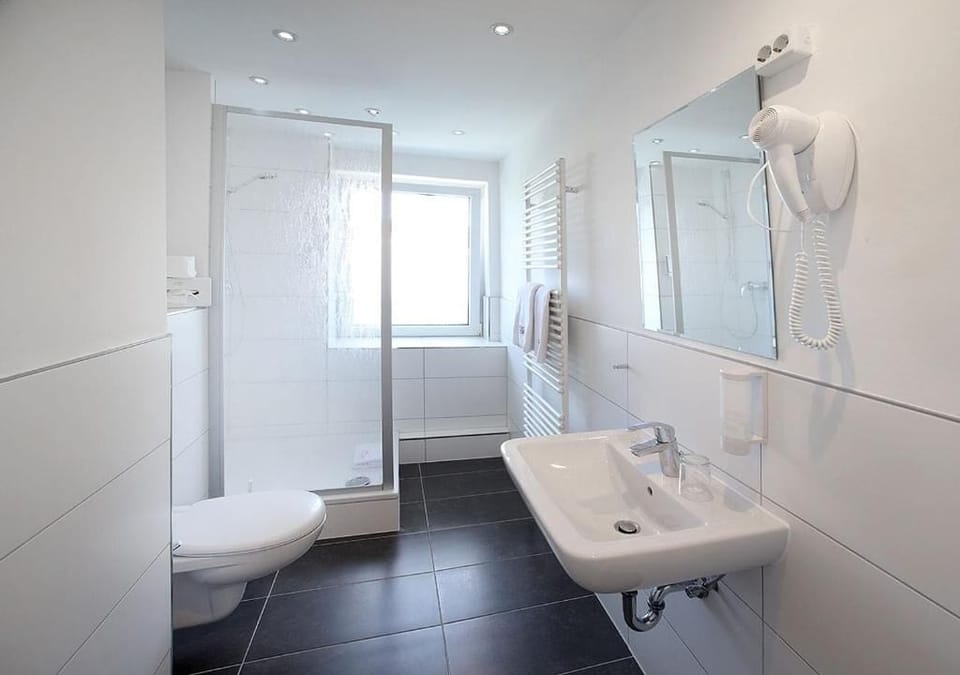Comfort Single Room, Garden View | Bathroom | Shower, eco-friendly toiletries, hair dryer, towels