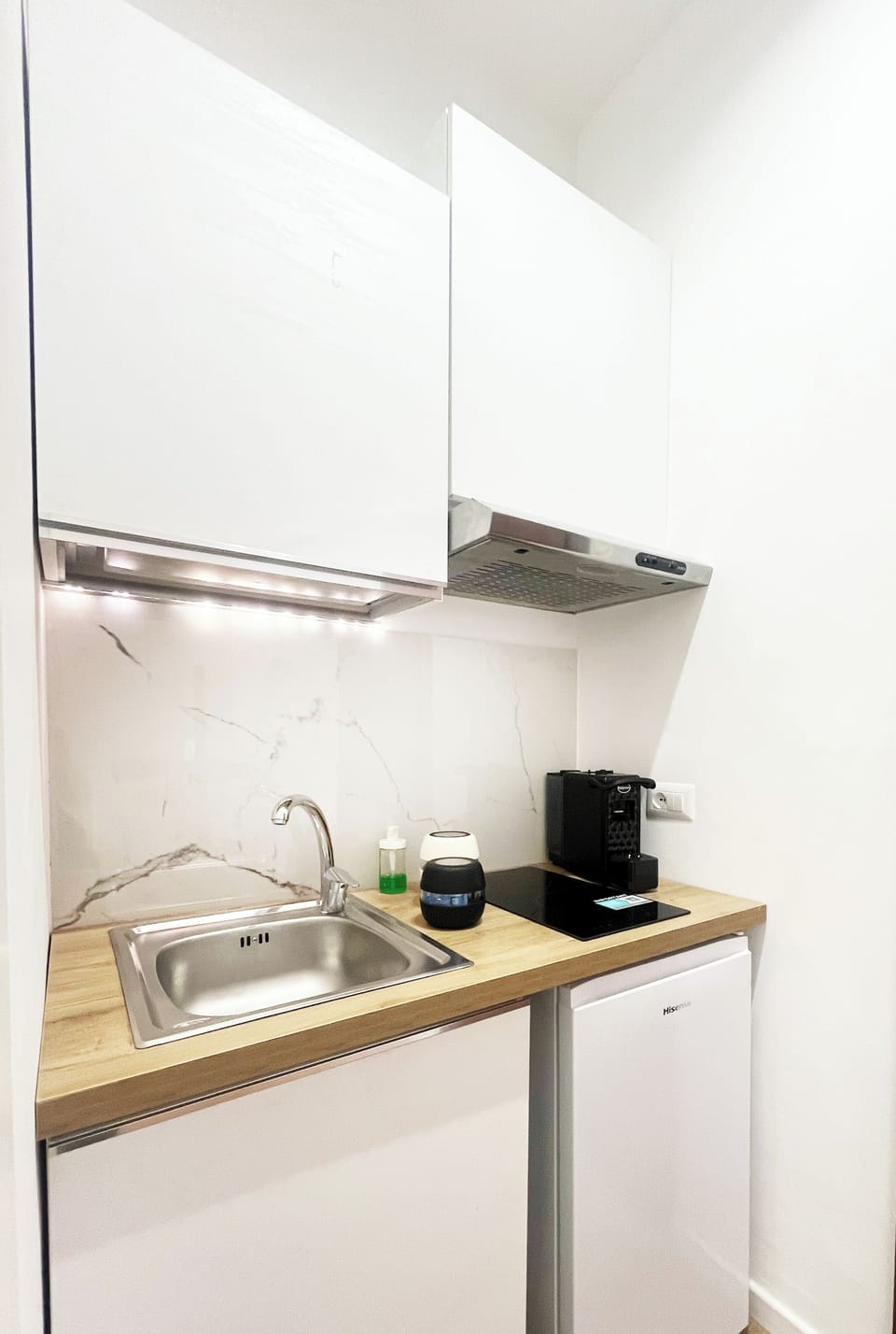 Deluxe Double or Twin Room, Ensuite, Garden Area | Private kitchen | Espresso maker, coffee/tea maker, fridge, microwave