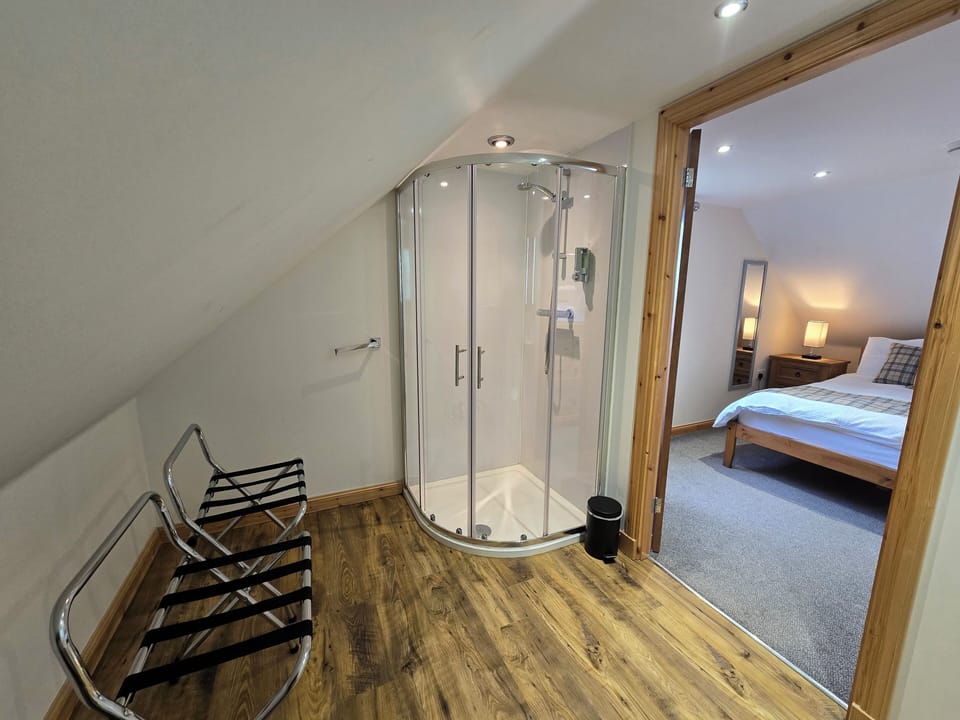 Double Room (North Uist) | Bathroom shower