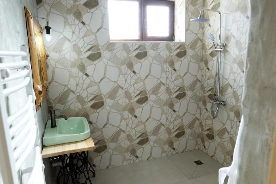 Superior Twin Room, Garden View | Bathroom | Bathrobes, slippers