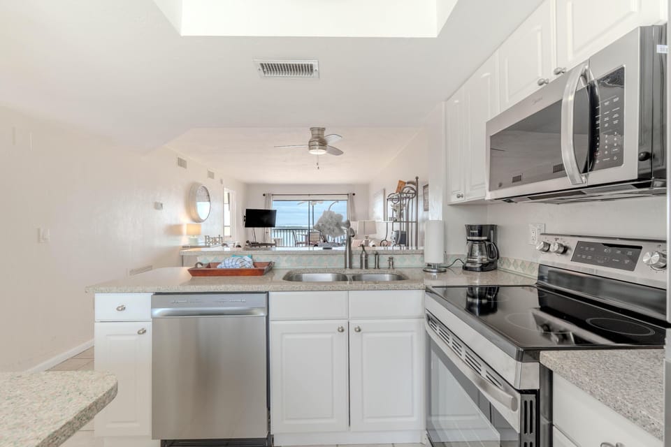 Condo, Multiple Beds (Carlos Pointe #624) | Private kitchen | Oven, toaster