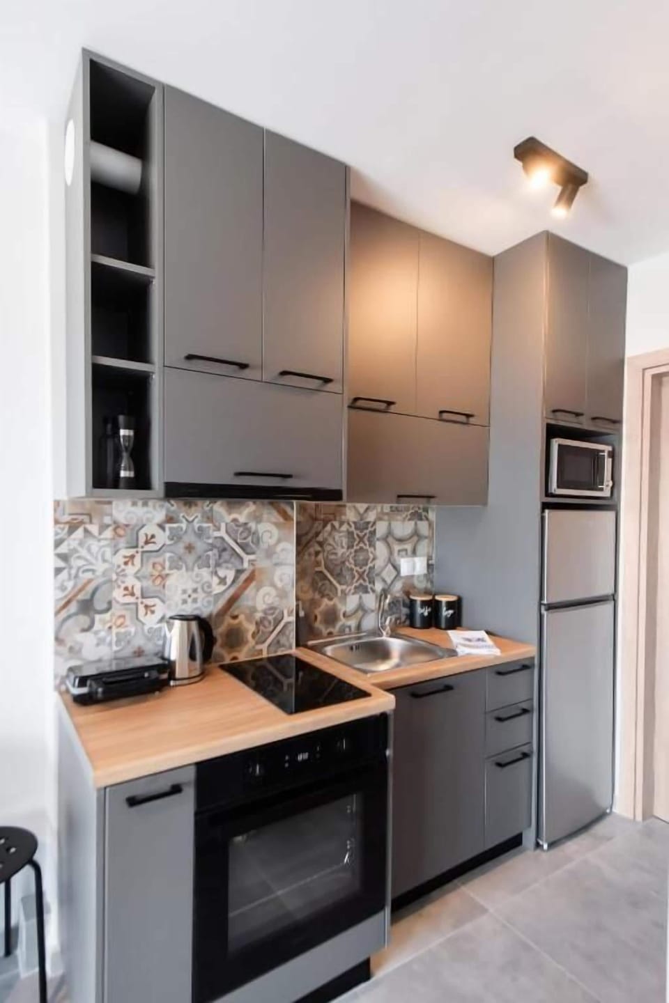 Deluxe Apartment, Sea View | Private kitchen | Electric kettle
