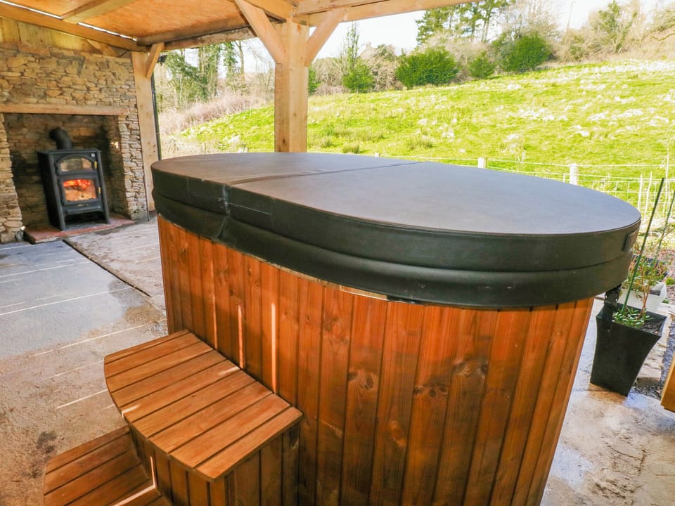 Cottage | Outdoor spa tub
