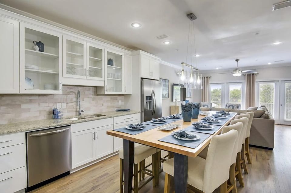 House, Multiple Beds (Driftwood Townhomes #3- Liv Salty) | Dining