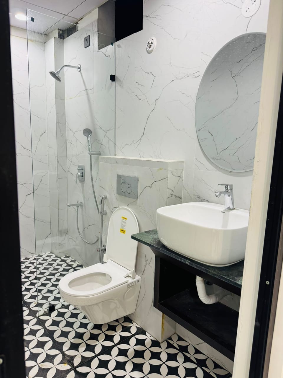 Deluxe Double Room | Bathroom | Shower, towels, soap, shampoo