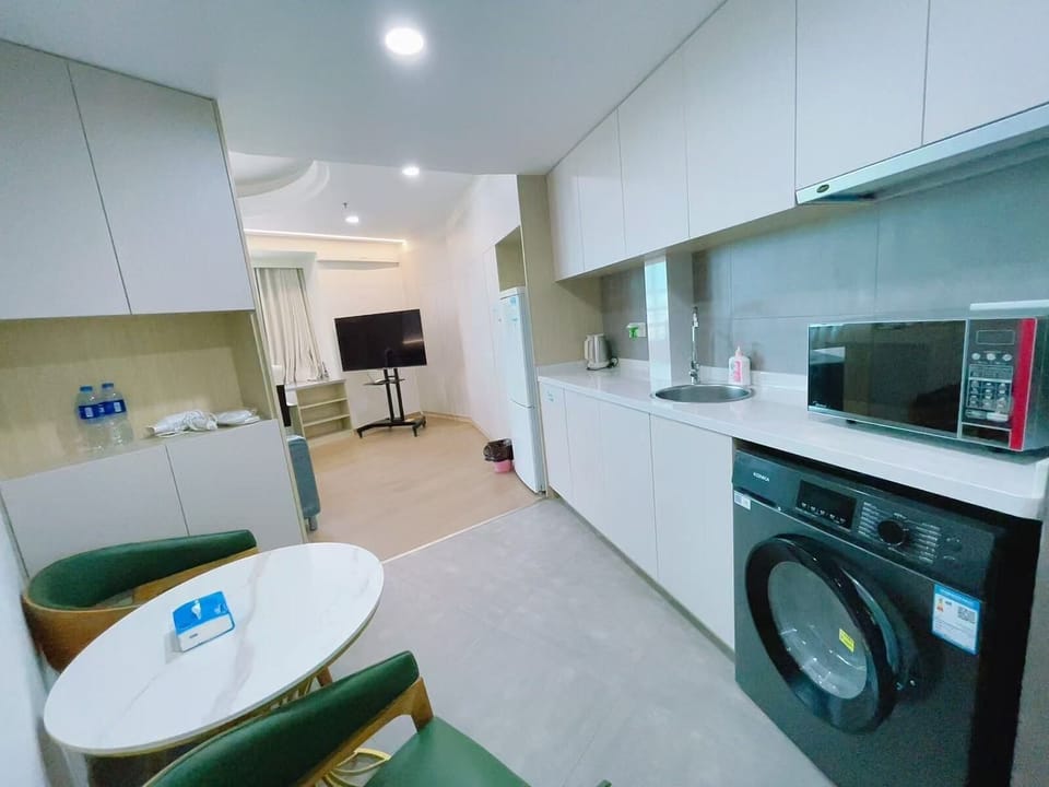 Executive Studio Suite, City View | Private kitchen | Fridge, microwave, stovetop, electric kettle