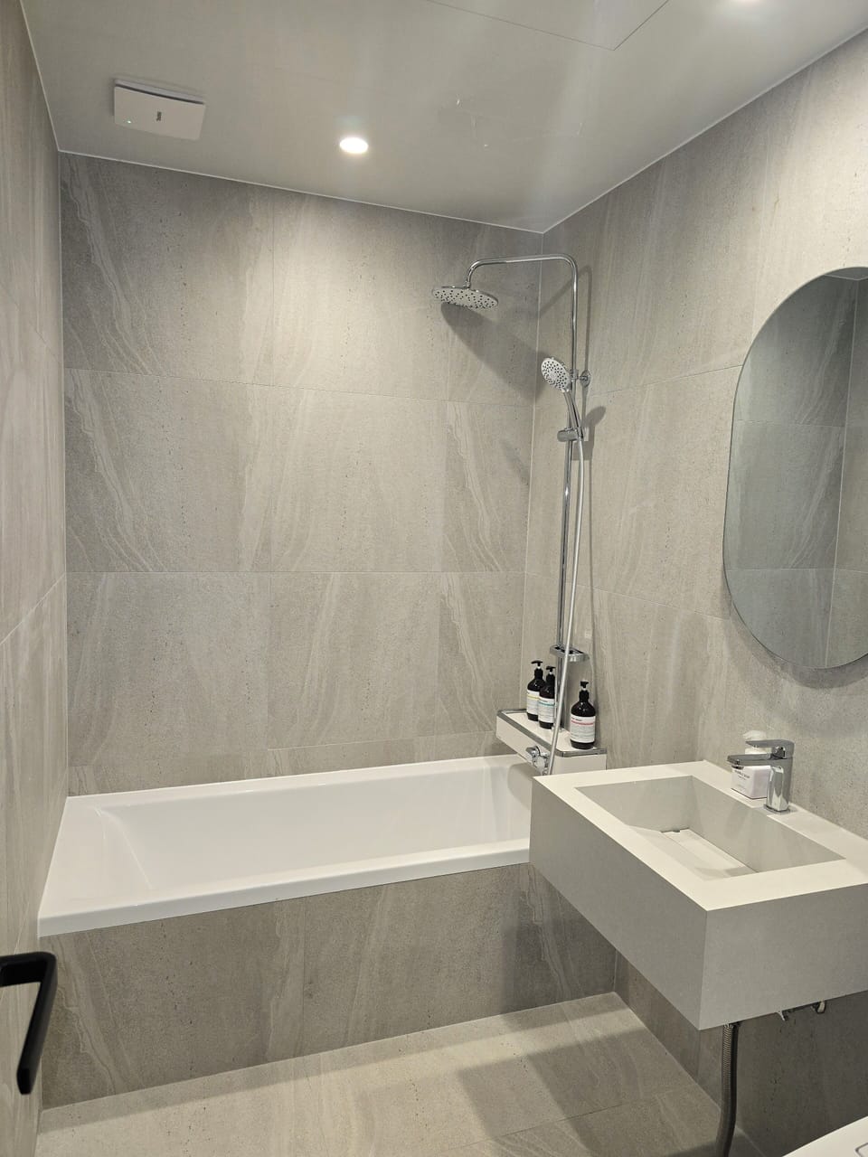 Deluxe Double Room, City View | Bathroom | Free toiletries, hair dryer, towels, soap