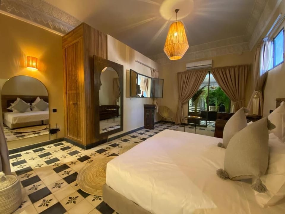 Deluxe Suite | In-room safe, blackout drapes, free cribs/infant beds, free WiFi
