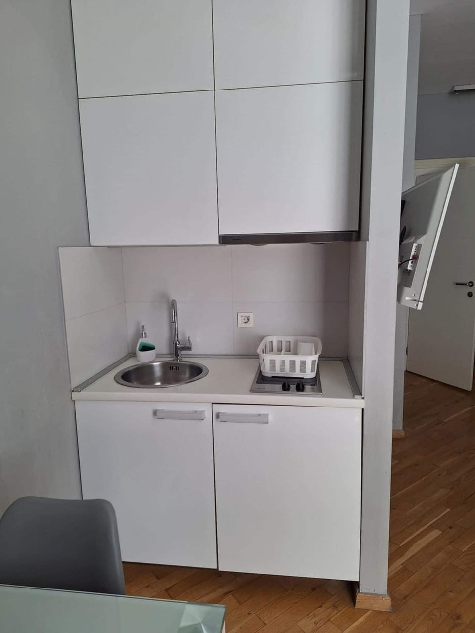 Studio Suite | Private kitchen | Fridge, microwave, stovetop, cookware/dishes/utensils