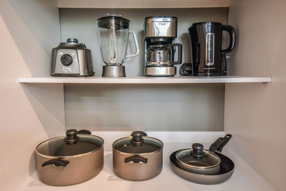 Deluxe Double Room | Private kitchen | Mini-fridge, microwave, cookware/dishes/utensils