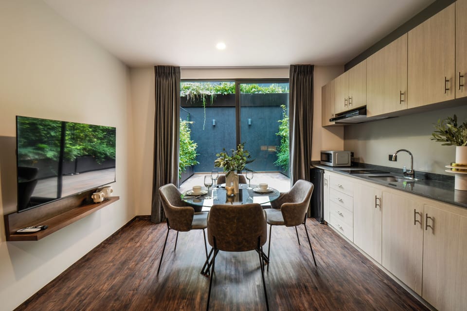 Deluxe Loft | Dining room