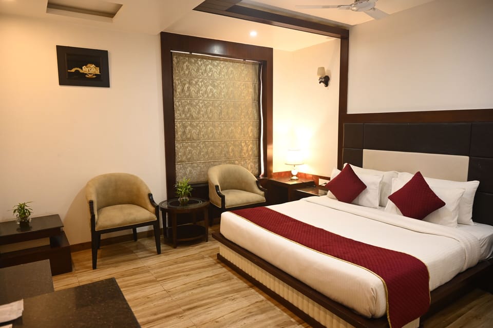 Deluxe Double Room | In-room safe, desk, laptop workspace, blackout drapes