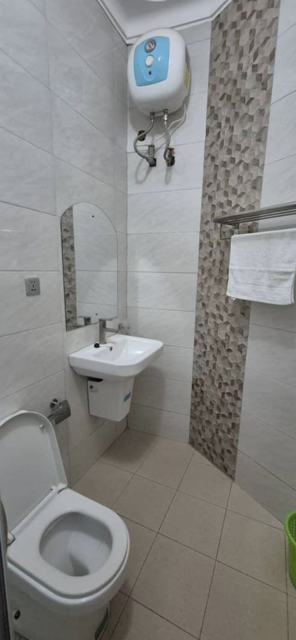 Standard Double Room | Bathroom | Shower, towels, soap, shampoo